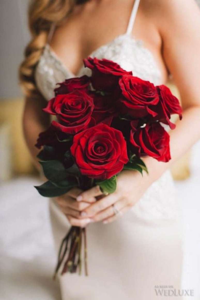2. Buquê de flores rosas vermelhas – Via: WedLuxe