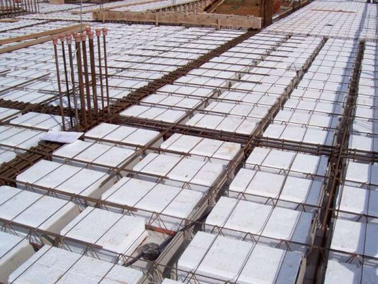 5. Modelo de laje treli&ccedil;ada com EPS, tamb&eacute;m conhecida como laje pr&eacute;-moldada isopor. Fonte: Pinterest