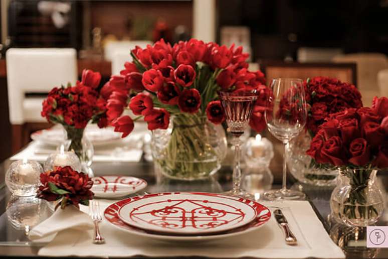 47. Mesa com tulipas e rosas vermelhas – Via: Vamos Receber