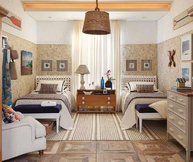 1. Decoração para quarto de praia decorado em tons de bege com papel de parede e poltrona branca – Foto: Quartos Etc