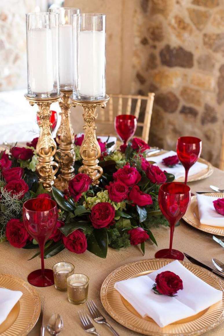 8. Rosas vermelhas como centro de mesa – Via: Bridal Guide