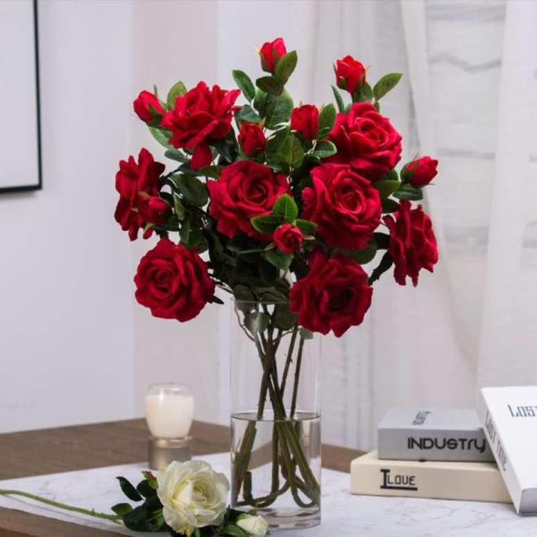 50. Vaso de flores vermelhas para quarto – Via: Pinterest
