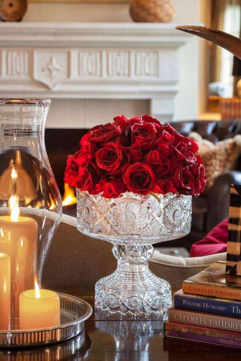 51. Flores de rosas vermelhas para decorar a sala de estar – Via: Pinterest