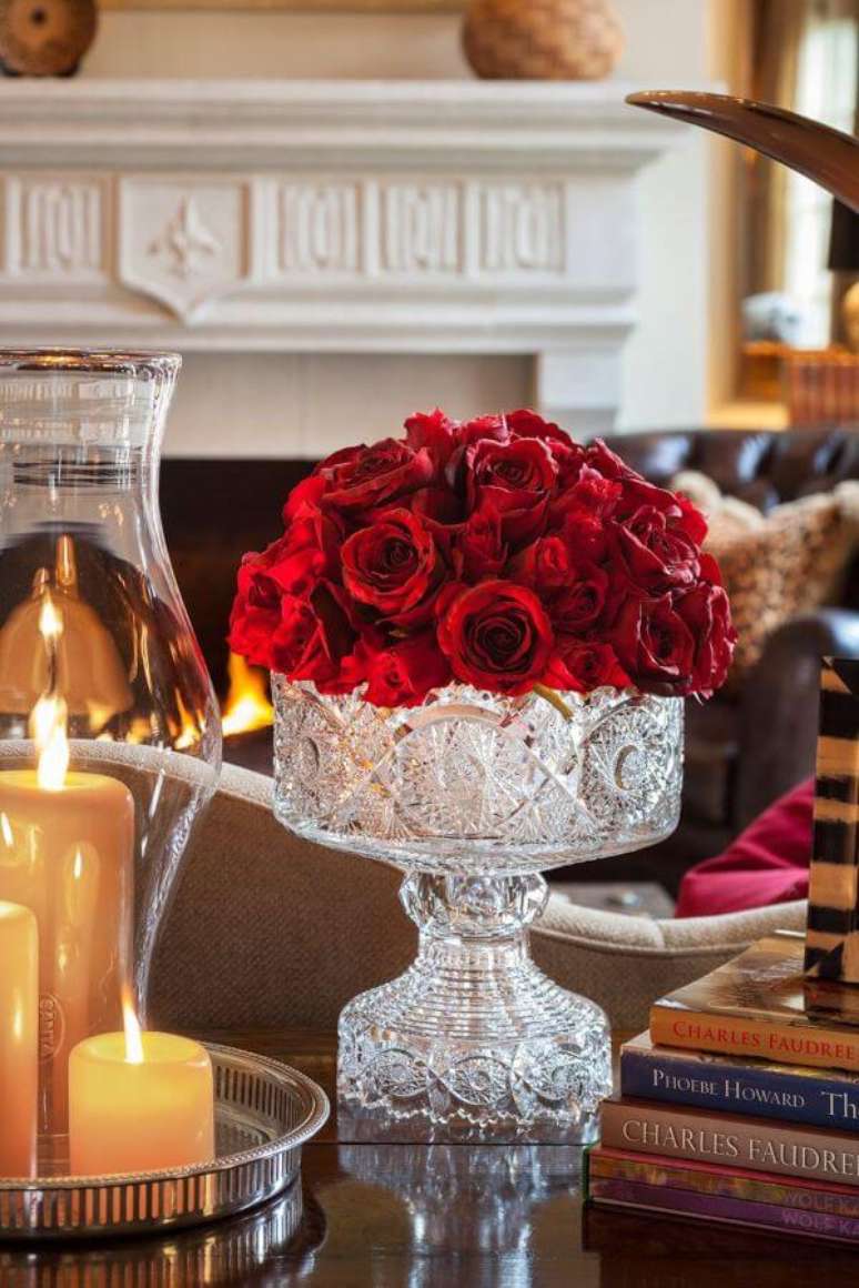 51. Flores de rosas vermelhas para decorar a sala de estar &ndash; Via: Pinterest