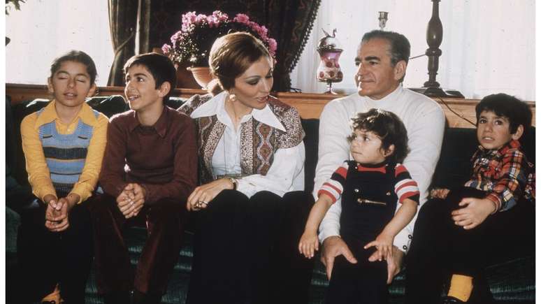 Pahlevi e sua família fugiram do Irã após a Revolução Islâmica