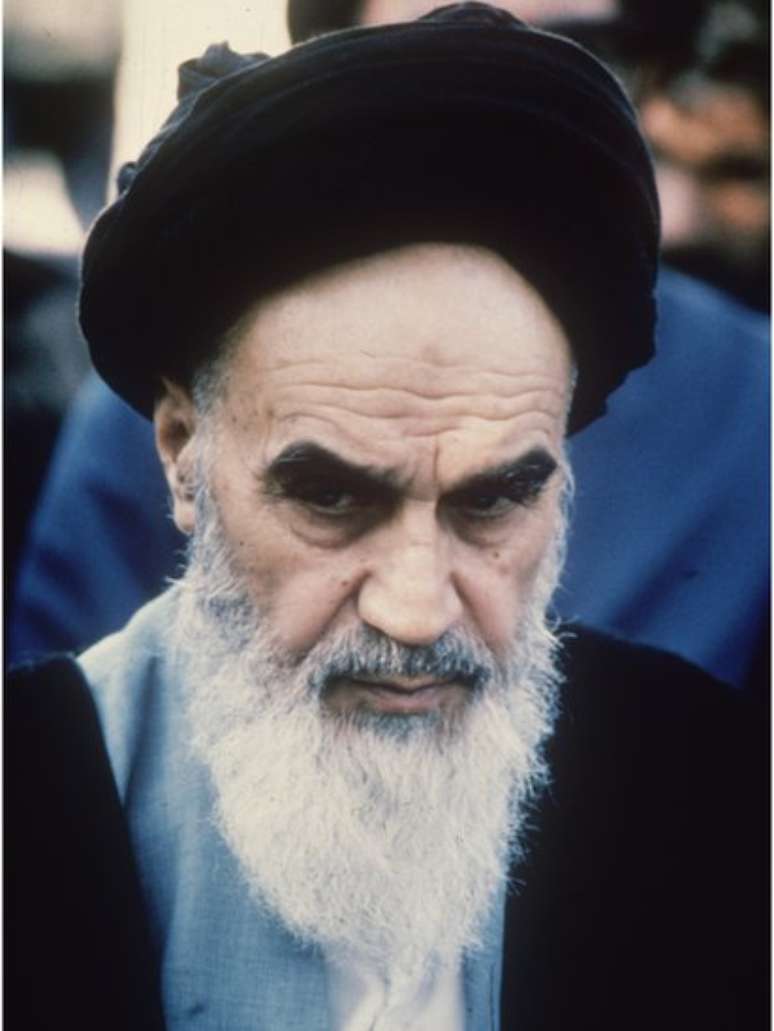 Aiatolá Khomeini voltou ao Irã depois de 14 anos no exílio