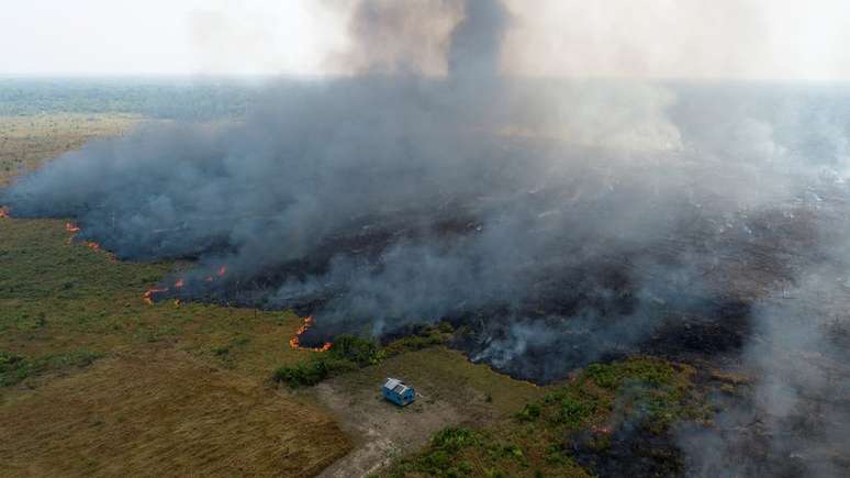 Números que comparam incêndios nos dois locais têm base diferente e não poderiam ser usados para comparação; na imagem, fogo na Amazônia