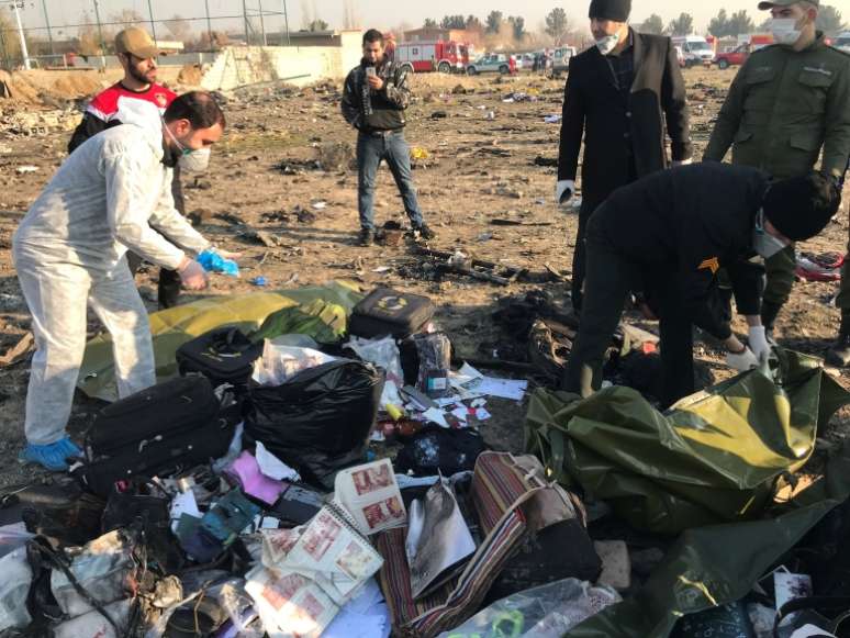 Pertences dos passageiros são encontrados entre os destroços da aeronave