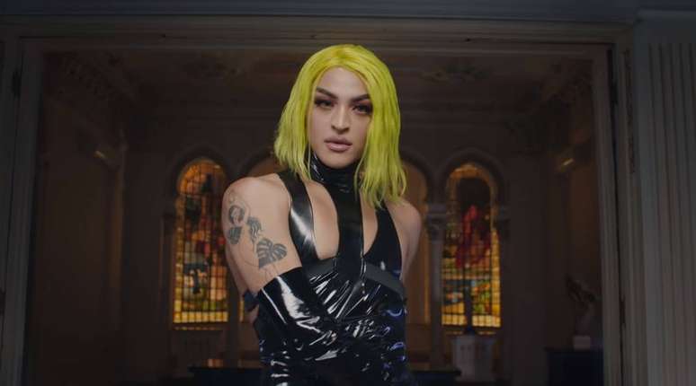 Pabllo Vittar no clipe da música 'Problema Seu'.