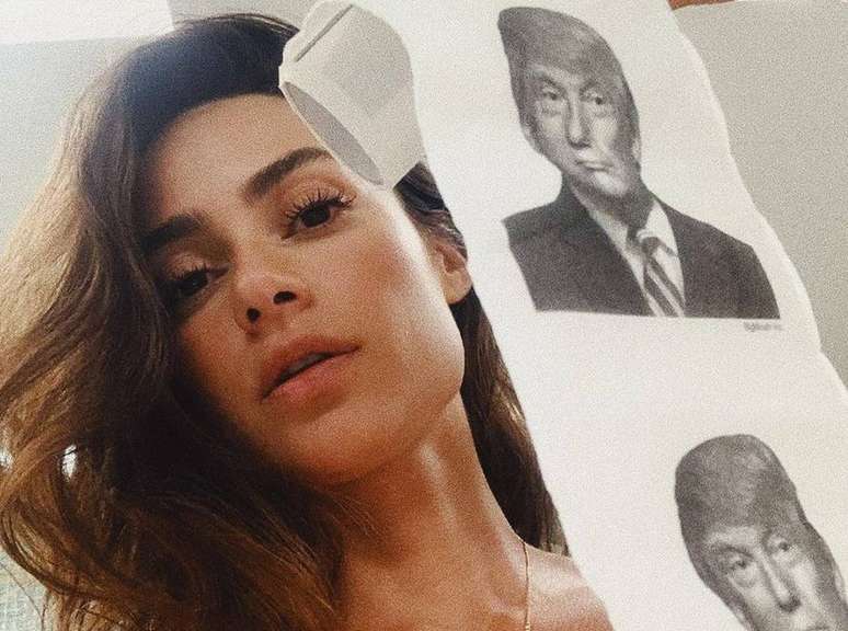 A atriz Thaila Ayala publicou uma foto em que aparece ao lado de um papel higiênico com o rosto de Donald Trump