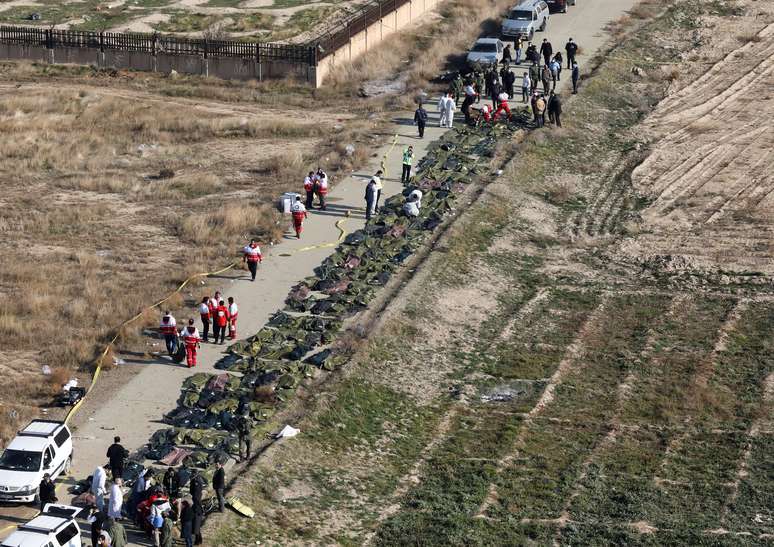 Corpos de passageiros mortos em queda de avião ucraniano logo após decolar de Teerã
08/01/2020
Nazanin Tabatabaee/WANA (West Asia News Agency) via REUTERS