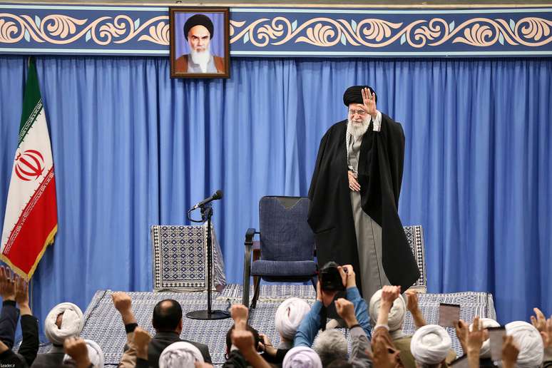 Líder supremo do Irã, aiatolá Ali Khamenei, durante discurso em Teerã
Site oficial de Khamenei/Divulgação via REUTERS