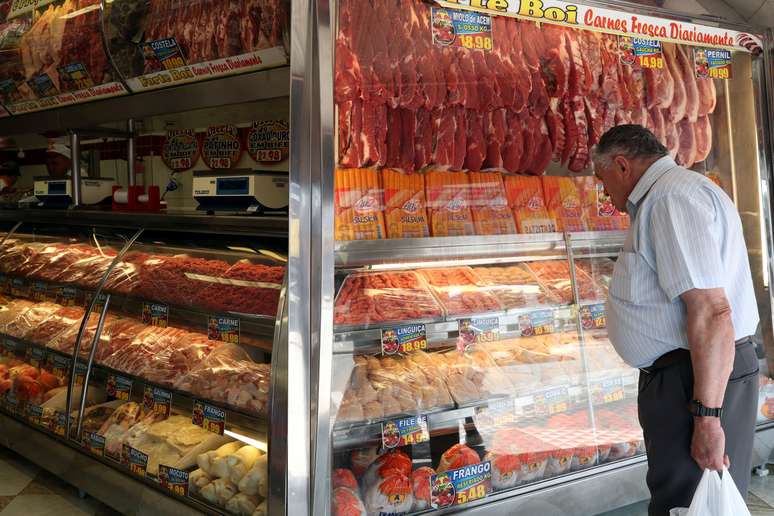 AHomem compra carne em um a&ccedil;ougue de Santo Andr&eacute;, S&atilde;o Paulo. REUTERS/Amanda Perobelli