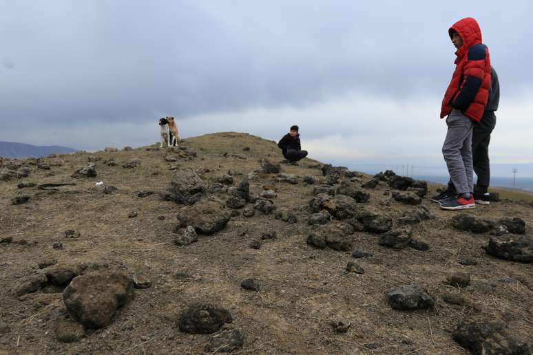 Moradores observam cratera causada por míssil perto de Duhok, no Iraque 8/1/2020  REUTERS/Ari Jalal