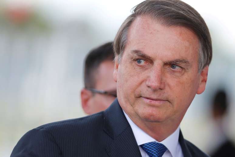 Presidente Jair Bolsonaro ao deixar o Palácio da Alvorada 
12/12/2019 REUTERS/Adriano Machado