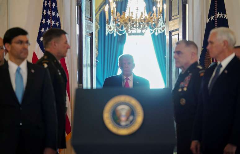 Trump chega para pronunciamento na Casa Branca
08/01/2020
REUTERS/Kevin Lamarque