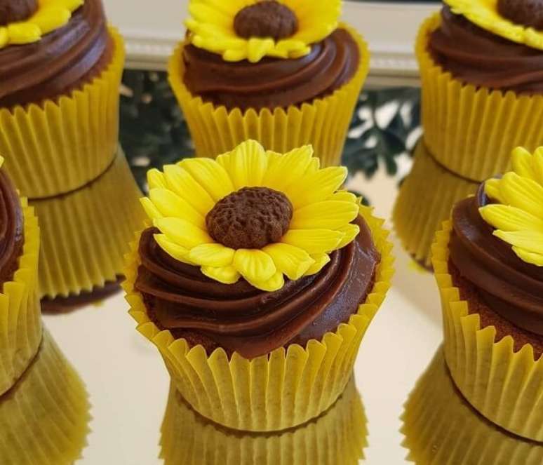 16. Cupcakes com formatos criativos para festa tema girassol. Fonte: Pinterest