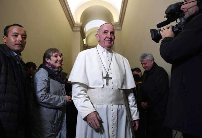 Após tapa em fiel, Papa aceita beijo de freira no Vaticano