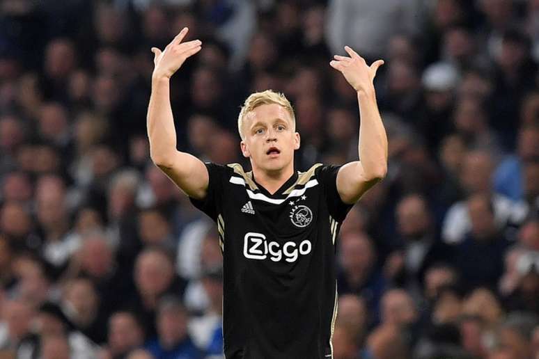 Donny van de Beek pode ir para o Manchester United em janeiro (Foto: AFP)