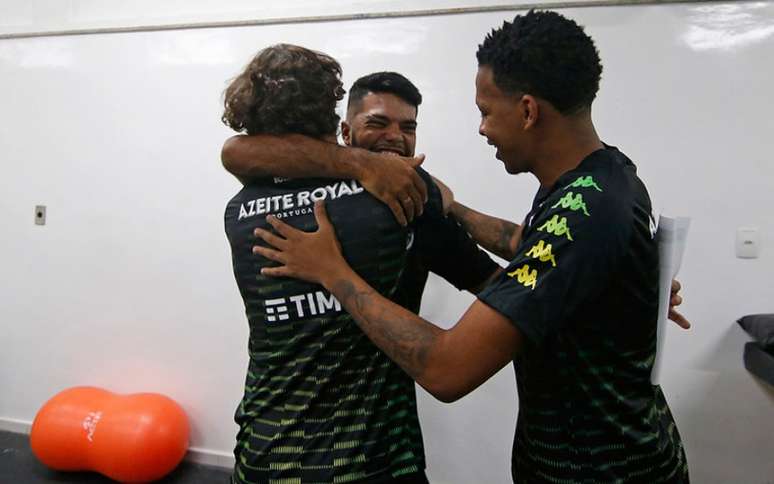 Leandrinho revê Marcinho e Bochecha (Foto: Vítor Silva/Botafogo)