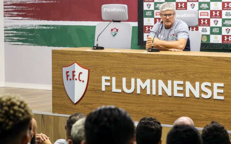 Odair Hellman teve o primeiro contato com os jogadores (Foto: Lucas Merçon/Fluminense)