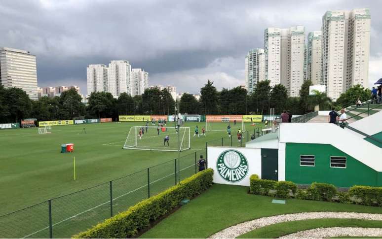 Elenco do Palmeiras foi dividido em três estações para o treino desta quarta-feira (Foto: Thiago Ferri)