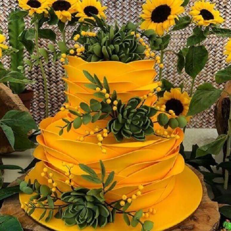 61. Bolo amarelo com acabamento engenhoso para festa temática girassol. Fonte: Pinterest