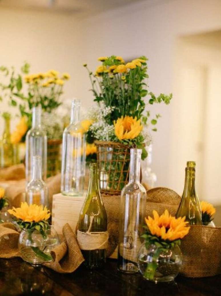 18. Separe garrafas de vidro para compor a decoração da festa tema girassol. Fonte: Pinterest