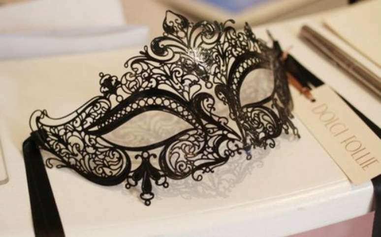 21. Máscara preta para festa baile de máscaras – Via: Capricho