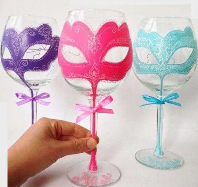 22. Ta&ccedil;as personalizadas para baile de m&aacute;scaras &ndash; Via: Pinterest
