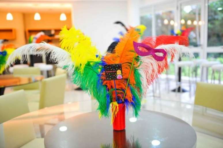 31. Decoração colorida inspirada em baile de máscaras – Via: Estilo Carnaval