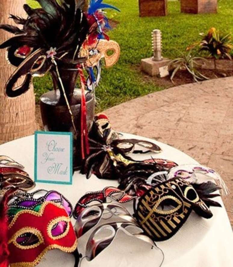 35. Mesa com baile de m&aacute;scaras &ndash; Via: Paran&aacute; Noivas