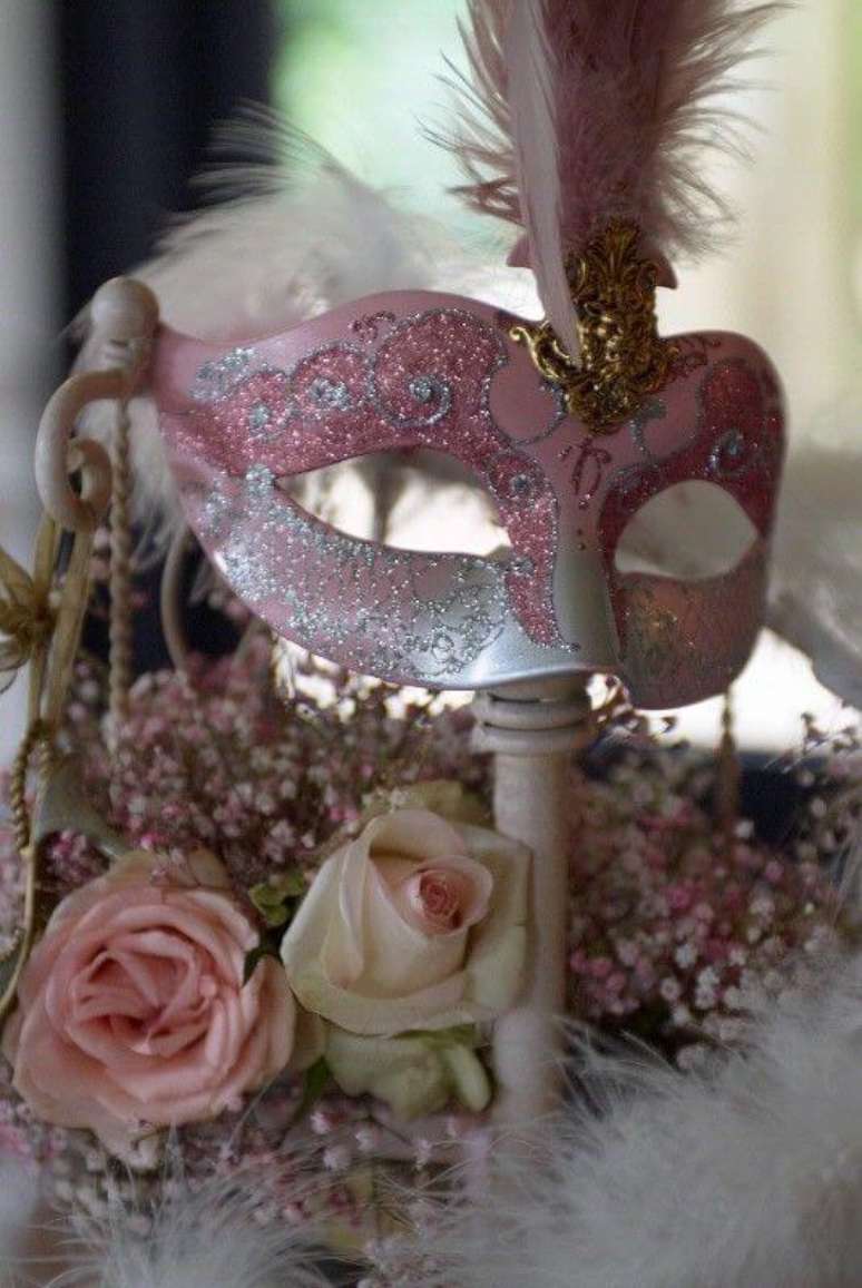 36. Máscara cor de rosa na decoração da festa – Via: Groomsmen Central