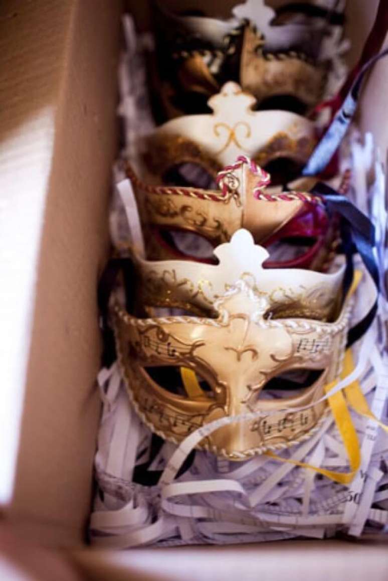37. Compre lindas m&aacute;scaras para os convidados &ndash; Via: Home and Hevens
