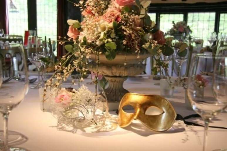 38. Mesa de jantar para festa baile de m&aacute;scaras &ndash; Via: Mariages
