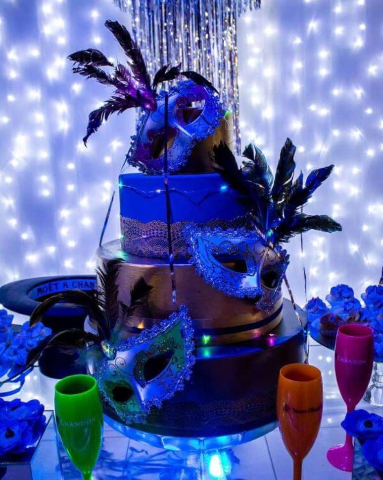 40. Bolo baile de mascaras personalizado &ndash; Via: Mikaela Trindade