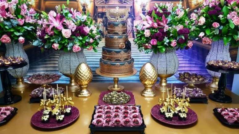 41. Decora&ccedil;&atilde;o dourada e roxa para baile de m&aacute;scaras &ndash; Foto: Natalis Matumoto