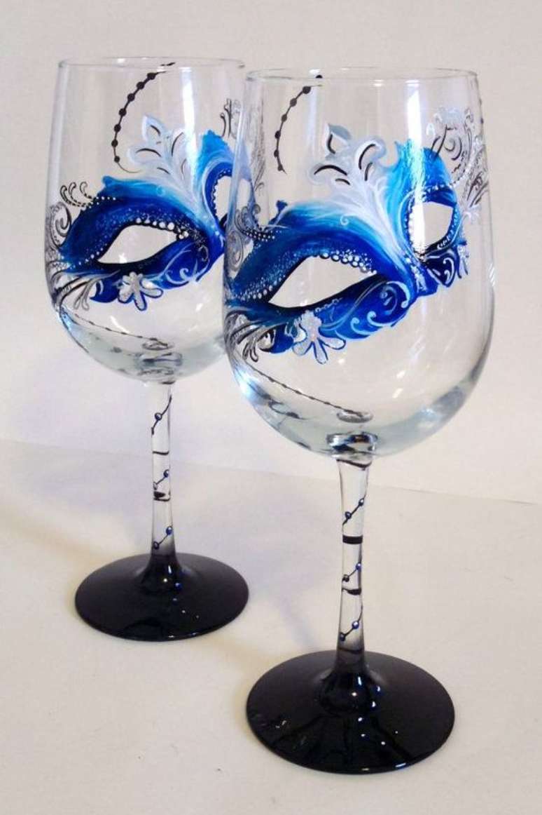 44. Taça personalizada com máscaras azuis lindas para o seu baile de máscaras – Via: Pinterest