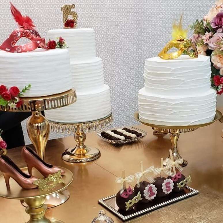 45. Bolo baile de m&aacute;scaras simples decorado com as m&aacute;scaras coloridas &ndash; Via: Tua Casa