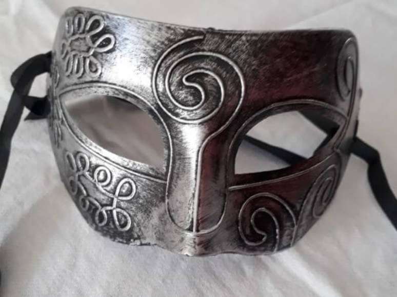 11. Máscara prateada para um baile de máscaras masculino – Via: Pinterest