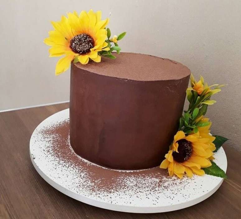 28. Bolo de ganache de chocolate com flores para festa tema girassol. Fonte: Pinterest