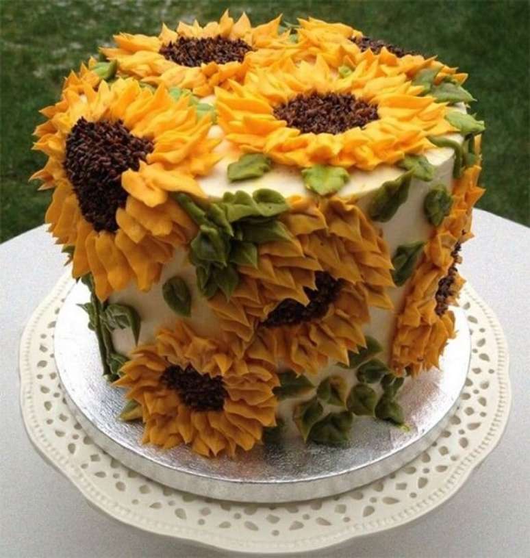 62. Diversas flores foram espalhadas pelo bolo para festa tema girassol. Fonte: Pinterest