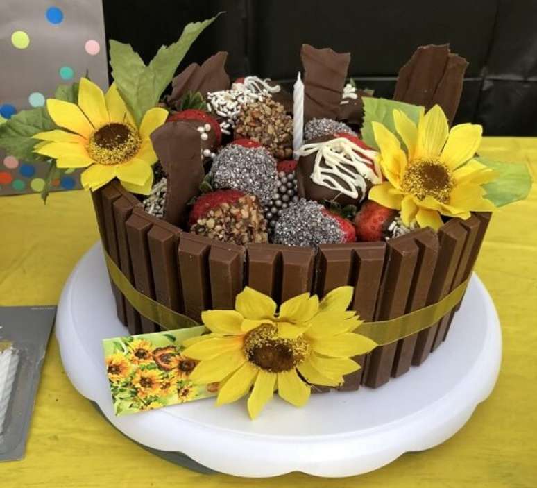 32. Bolo feito com Kit Kat e morangos para festa tema girassol. Fonte: Pinterest