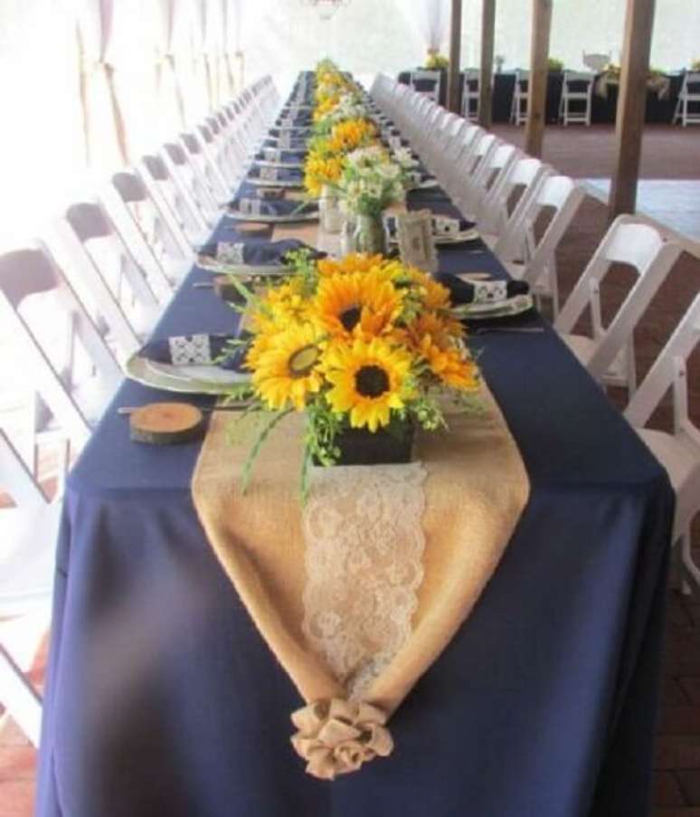 39. Mesa dos convidados decorada com flores para festa tema girassol. Fonte: Detalhes de Casamento