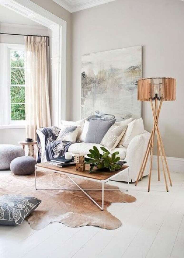 13. Decoração em tons neutros com tapete de couro para sala minimalista com abajur de chão – Foto: Home Beautiful