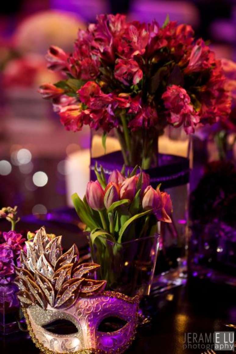 55. Decoração de baile de máscaras com flores cor de rosa – Via: Red Carpet Event and Design