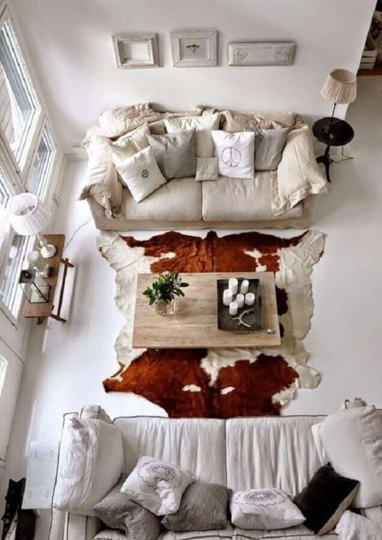 15. Decoração em tons neutros para sala com tapete de couro de boi – Foto: Pinterest