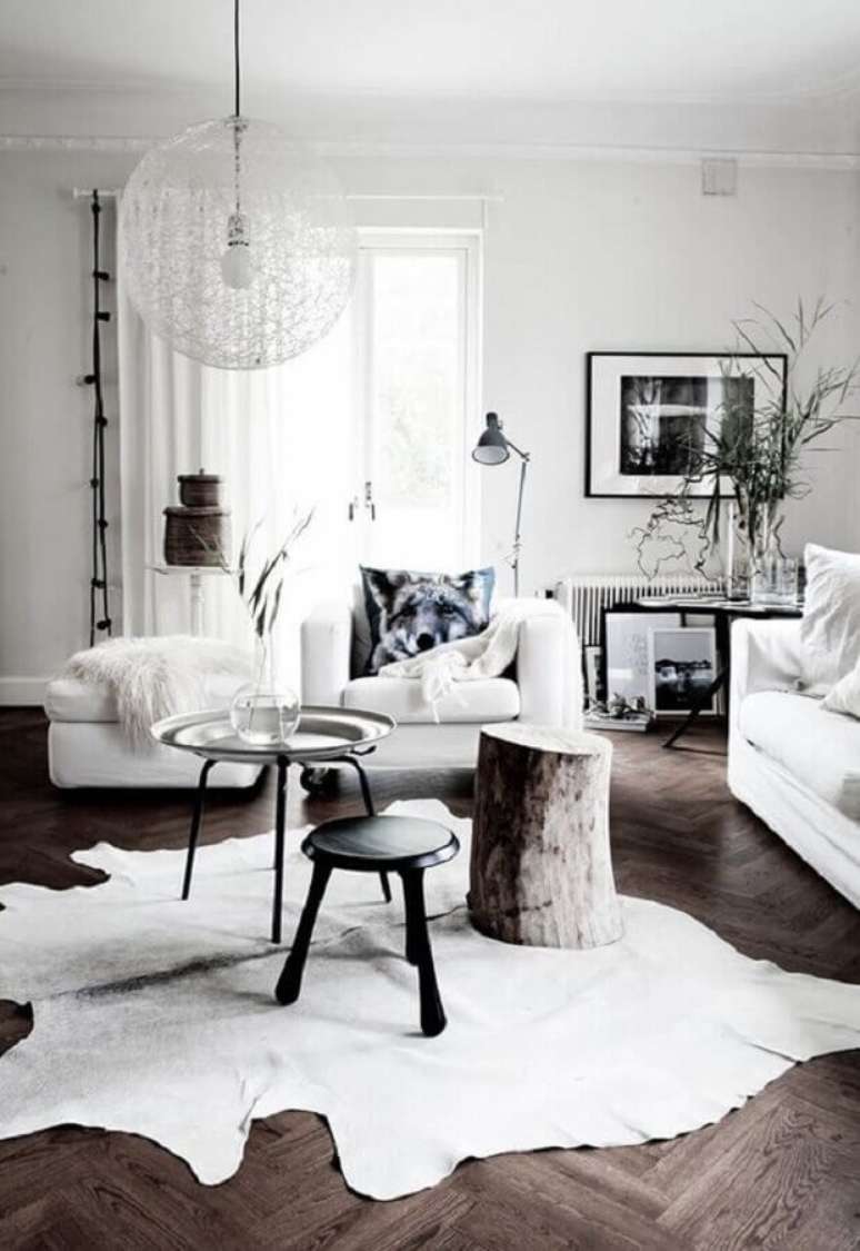 16. Decoração com estilo escandinavo para sala com tapete de couro – Foto: HonestlyWTF