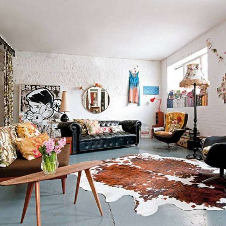 22. Tapete de couro para sala simples e ampla decorada com sofá de couro preto – Foto: Never Seen