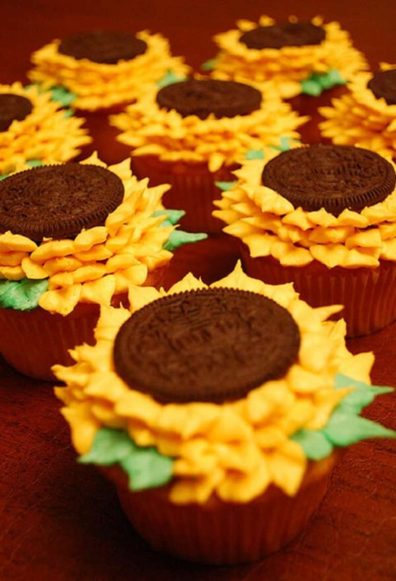 45. Cupcakes criativos feitos com bolachas recheadas decoram a festa tema girassol. Fonte: Pinterest